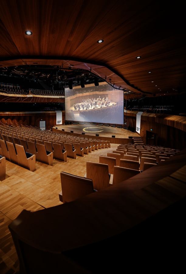 Sala główna z ekranem 102 m²